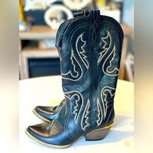 Women’s Black Ariat western boots